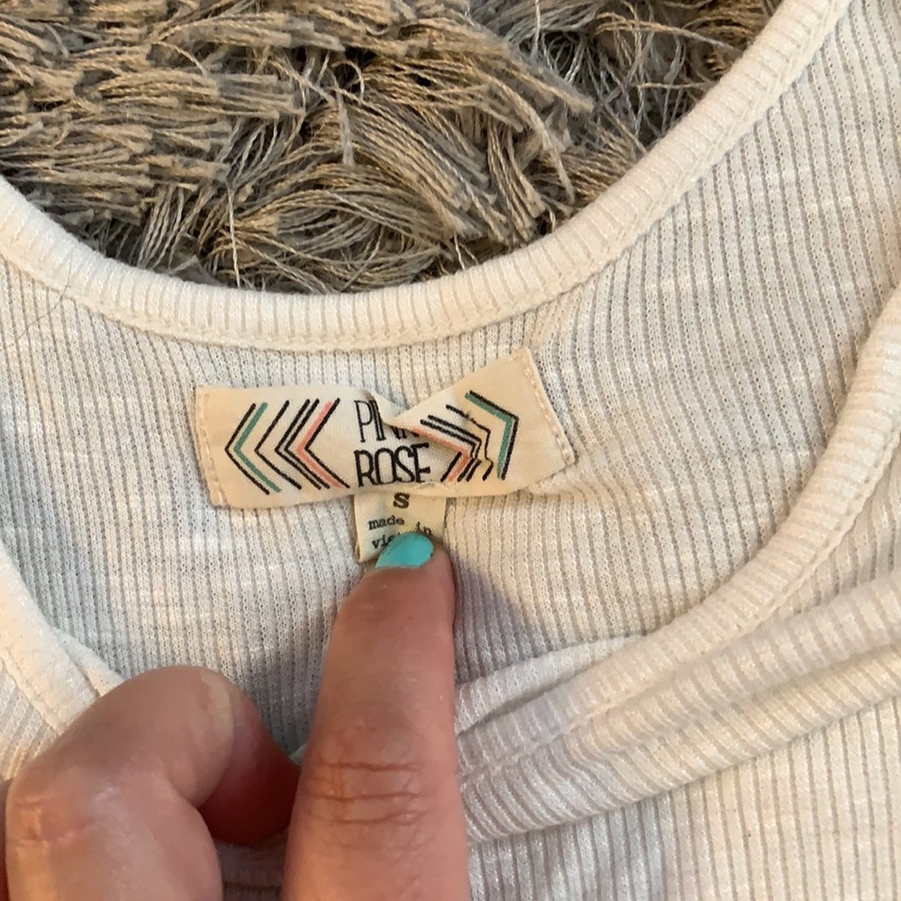 White top - Picture 2 of 3